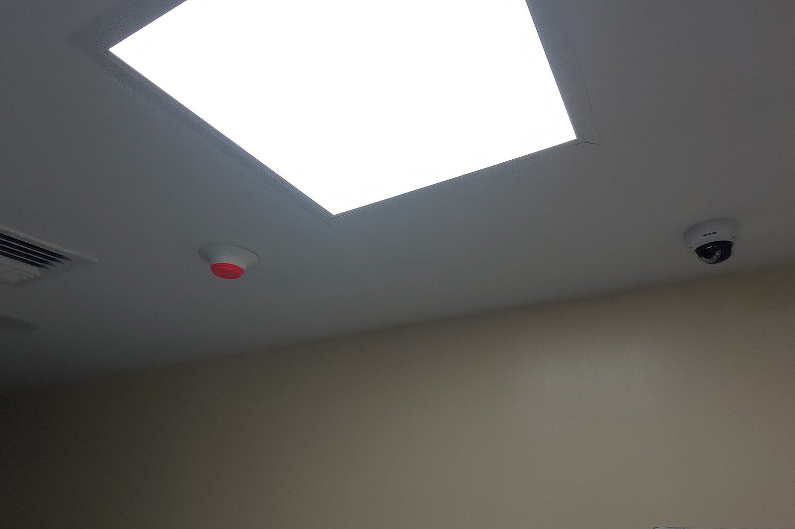 Cámara de videovigilancia instalada en interior hospitalario