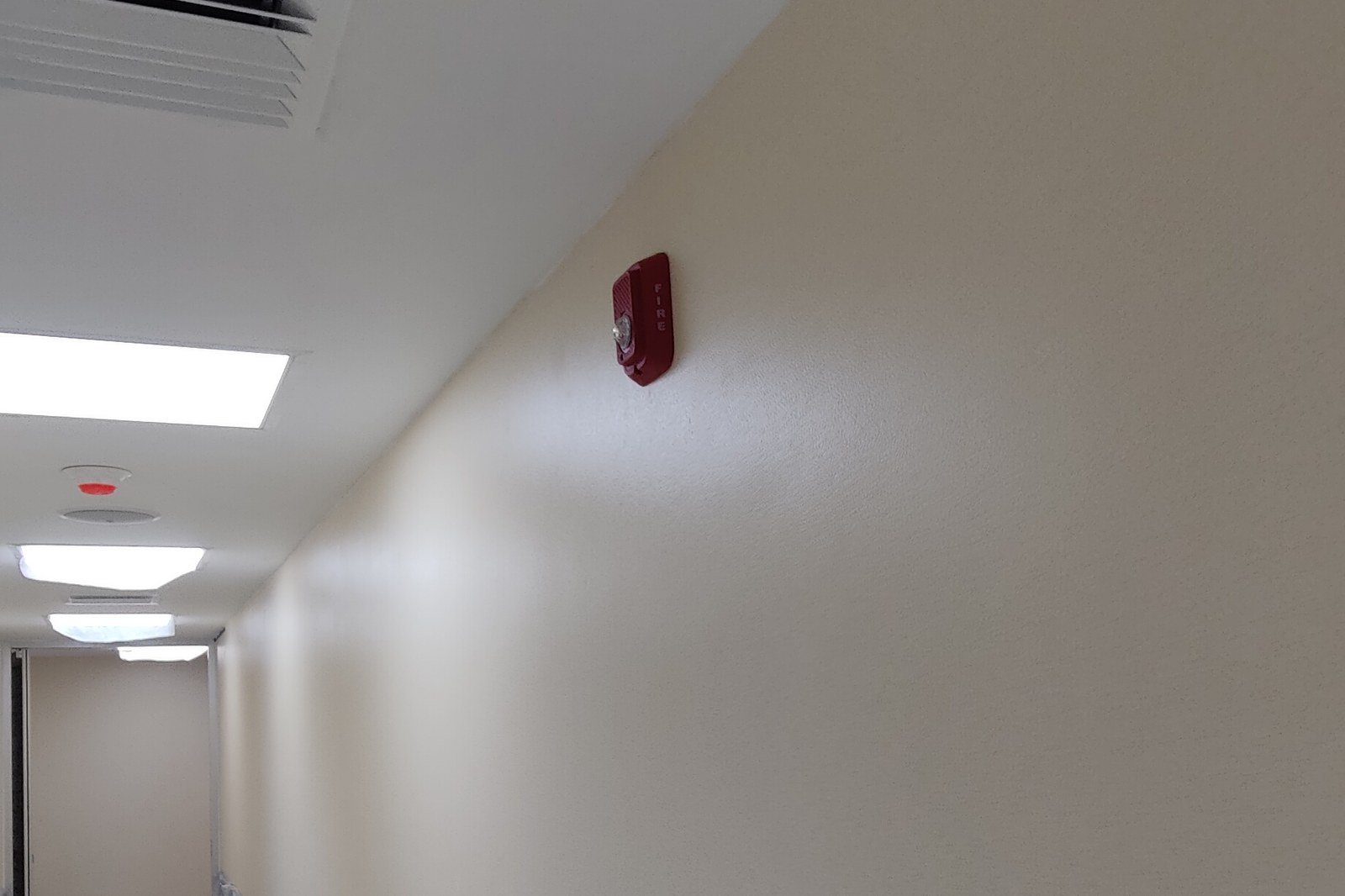 Punto de control de acceso y monitoreo en corredor clínico