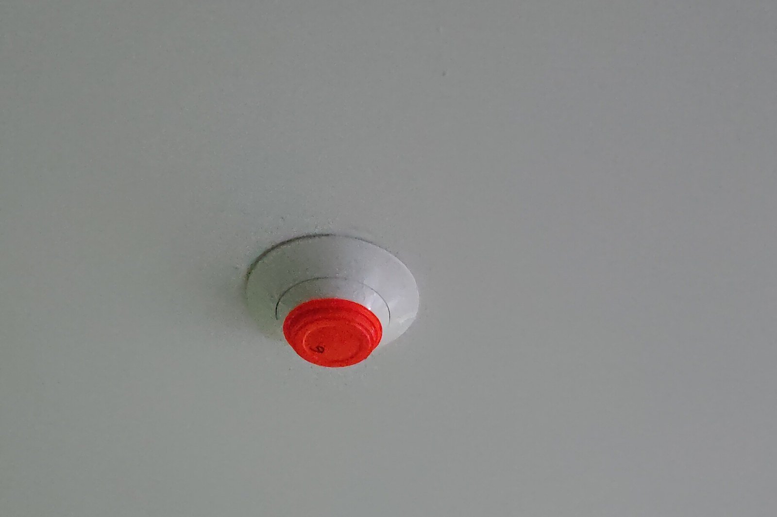 Detector de incendio e integración de sistemas en pasillo hospitalario