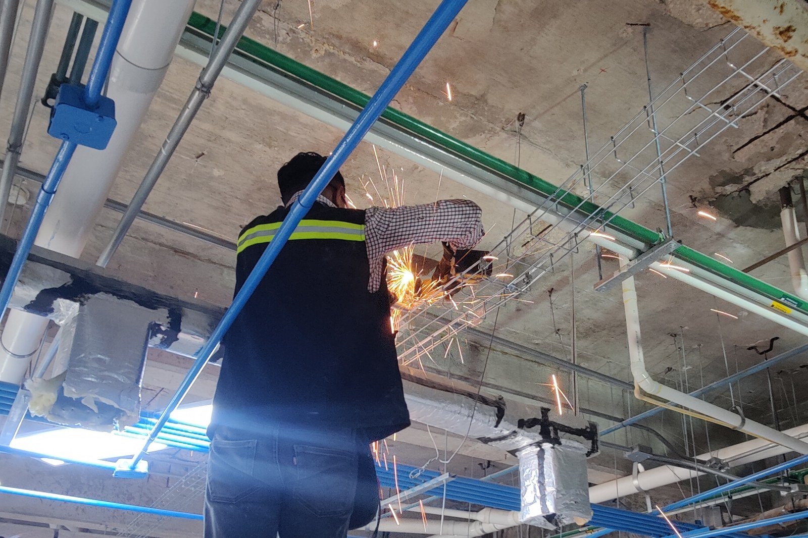 Ejecución de obra en instalaciones especiales con personal técnico